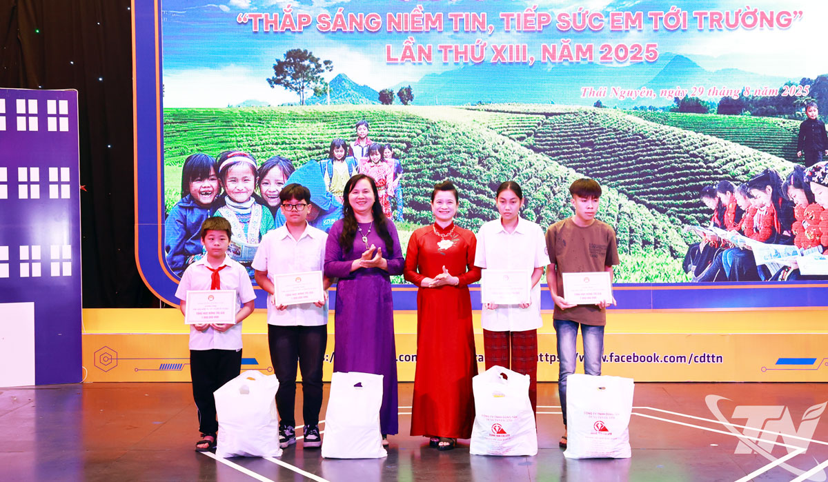 Lãnh đạo Hội Khuyến học tỉnh Thái Nguyên cùng nhà hảo tâm trao học bổng cho học sinh nghèo vượt khó