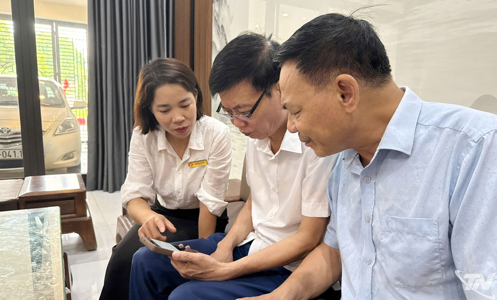 Cán bộ và Tổ công nghệ số cộng đồng phường Quyết Thắng, tỉnh Thái Nguyên hỗ trợ người dân sử dụng