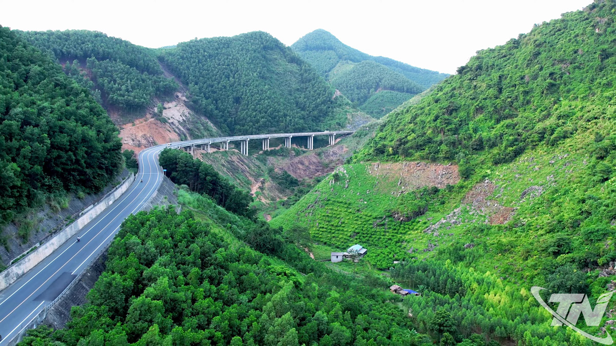 Tuyến cao tốc Th&aacute;i Nguy&ecirc;n - Chợ Mới l&agrave; trục giao th&ocirc;ng kết nối ph&aacute;t triển kinh tế - x&atilde; hội   c&aacute;c x&atilde; khu vực ph&iacute;a Bắc của tỉnh.