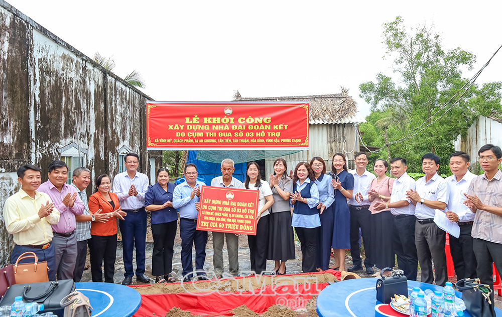 Bên cạnh phát triển kinh tế, Xã Quách Phẩm chú trọng công tác an sinh xã hội. (Trong ảnh: Lãnh đạo Xã Quách Phẩm cùng các địa phương trong Cụm thi đua số 3 tại lễ khởi công xây dựng nhà Ðại đoàn kết cho hộ ông Phan Văn Hoành, ấp Nhà Cũ).