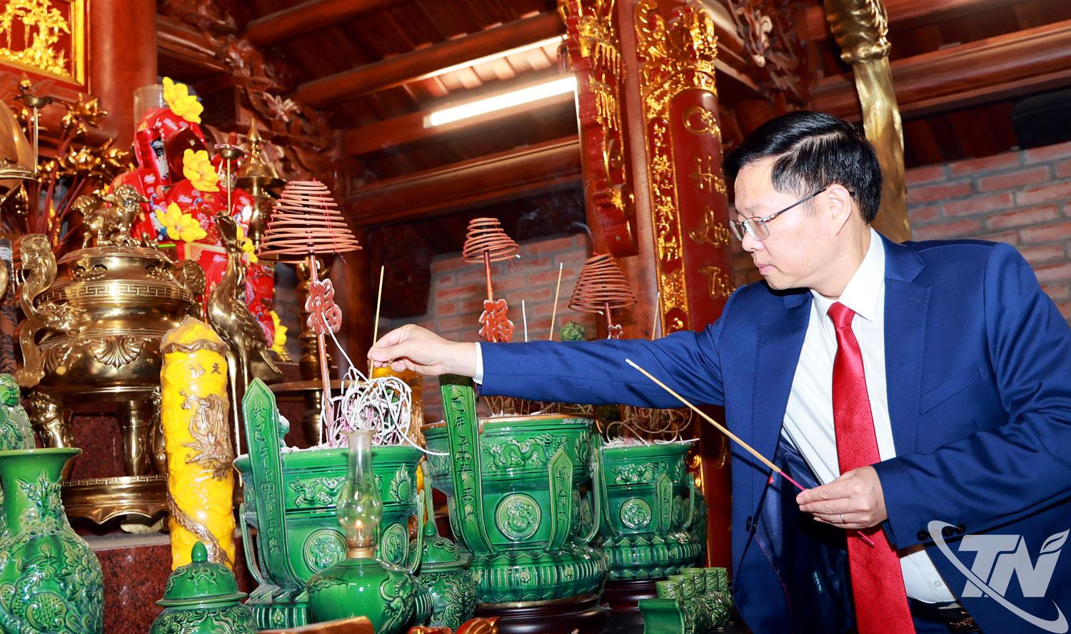 Đồng chí Đinh Quang Tuyên dâng hương tại Đền thờ Đội Cấn.