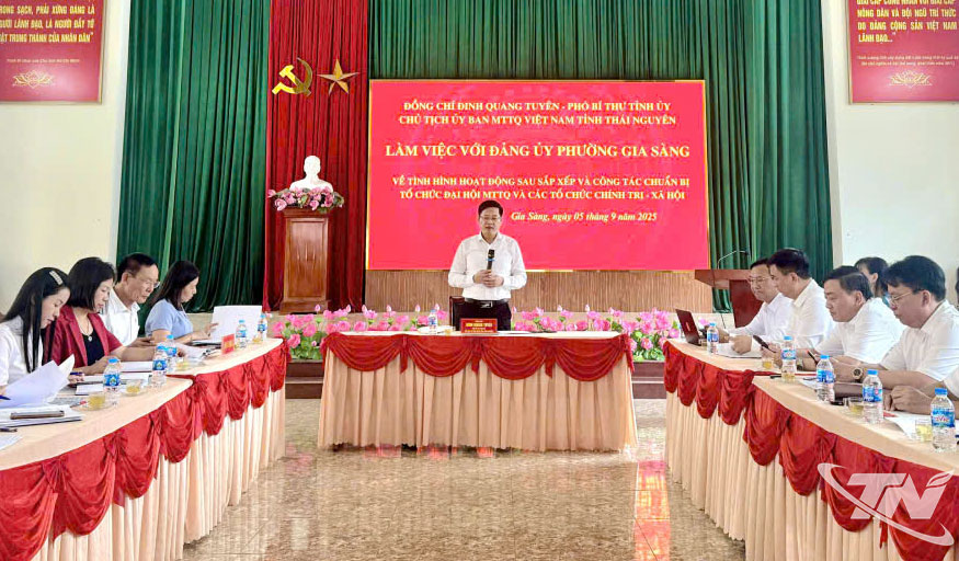 Đồng chí Đinh Quang Tuyên, Phó Bí thư Tỉnh ủy, Chủ tịch Ủy ban MTTQ tỉnh, chủ trì buổi làm việc.