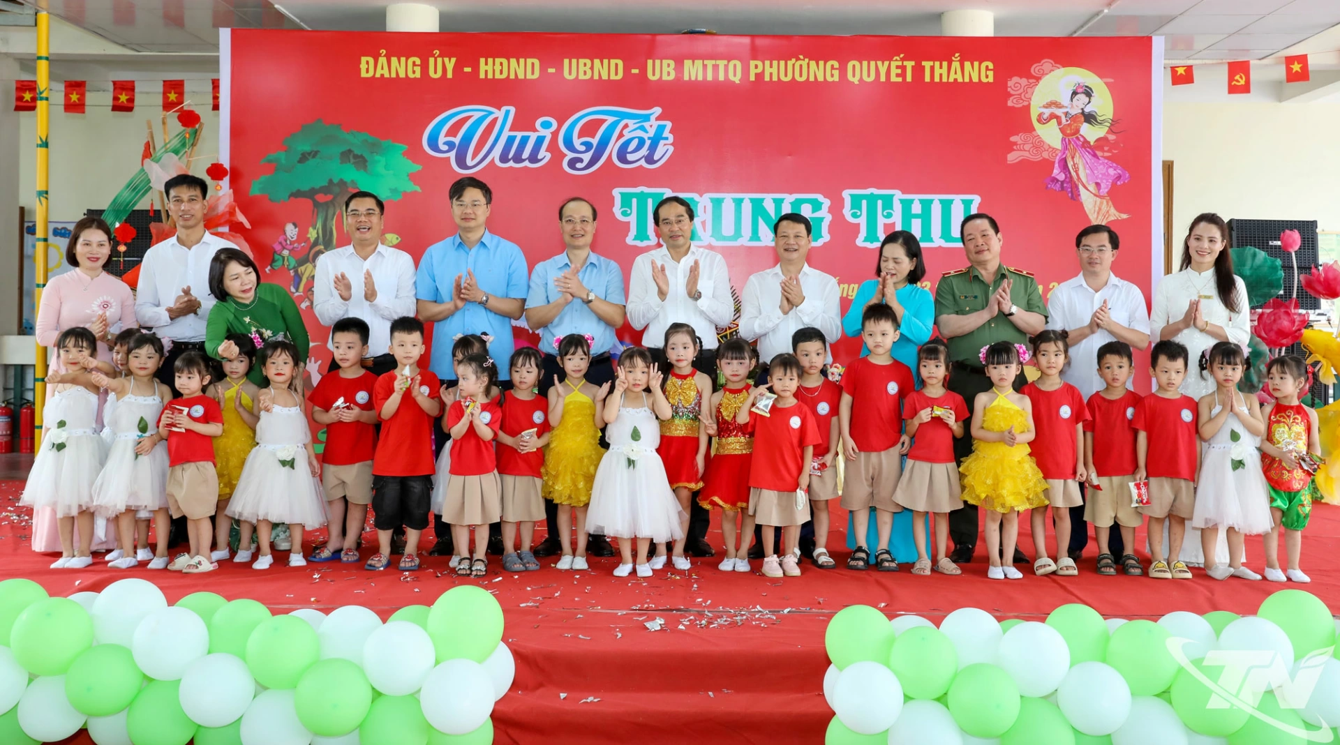 Đồng chí Bí thư Tỉnh ủy Trịnh Xuân Trường và các đại biểu chụp ảnh lưu niệm cùng cô và trò Trường Mầm non Quyết Thắng.