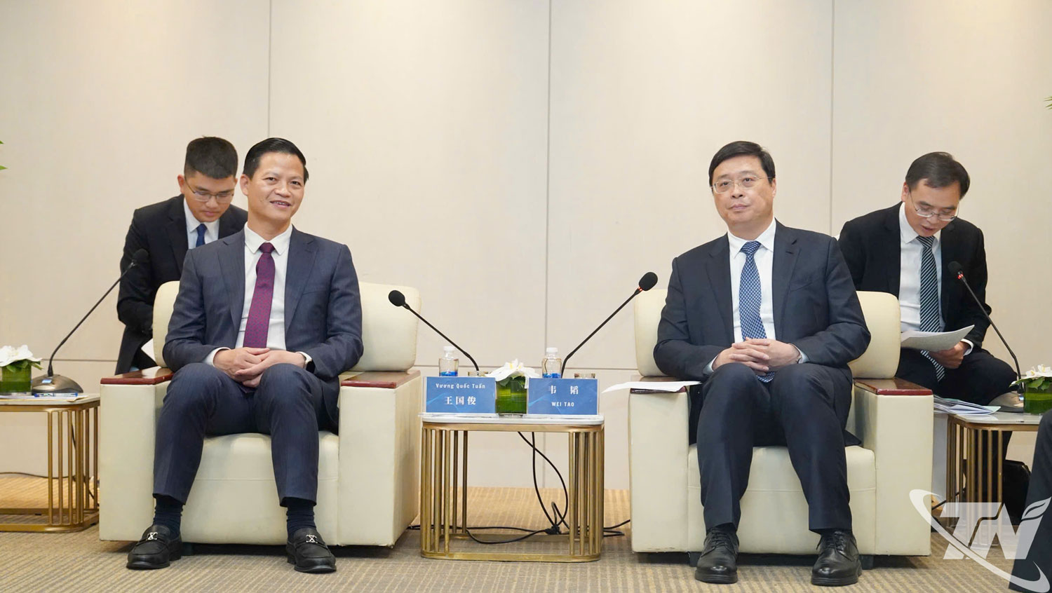 Chủ tịch UBND tỉnh Thái Nguyên Vương Quốc Tuấn bày tỏ vui mừng được tham dự sự kiện và gặp gỡ Chủ tịch Khu tự trị dân tộc Choang Quảng Tây Vi Thao.