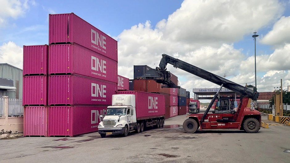 Hoạt động xếp dỡ hàng hóa tại Cảng Quốc tế Tân Cảng - Cái Mép (TCIT), TPHCM. Ảnh: HOÀNG HÙNG