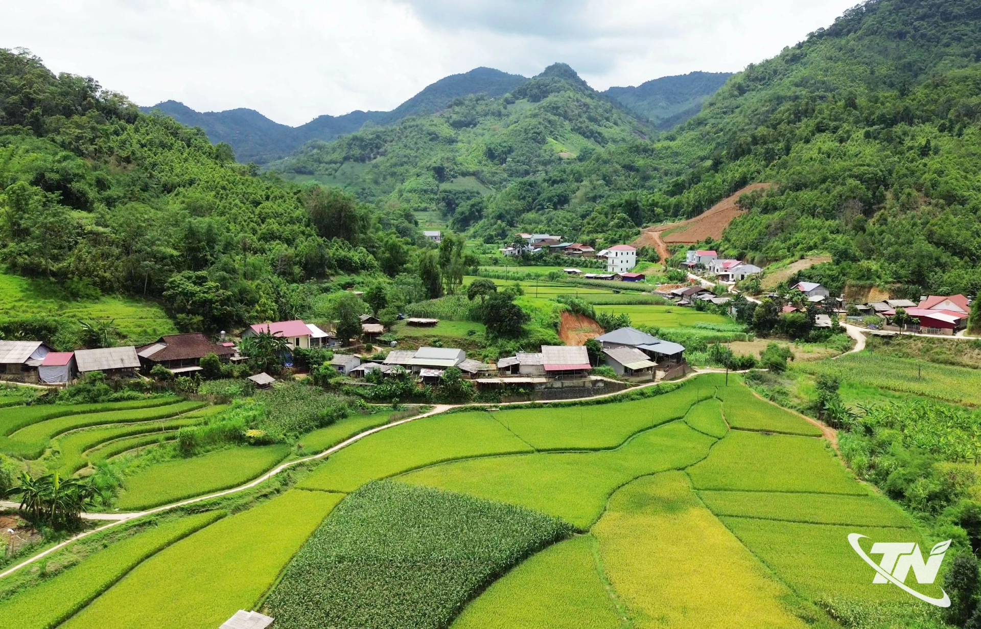 Nguồn lực từ các Chương trình mục tiêu quốc gia góp phần đầu tư hạ tầng, phát triển sản xuất, tạo chuyển biến rõ nét về diện mạo nông thôn và nâng cao đời sống người dân vùng cao. Trong ảnh: Một góc thôn Bản Đính, xã Nghiên Loan.