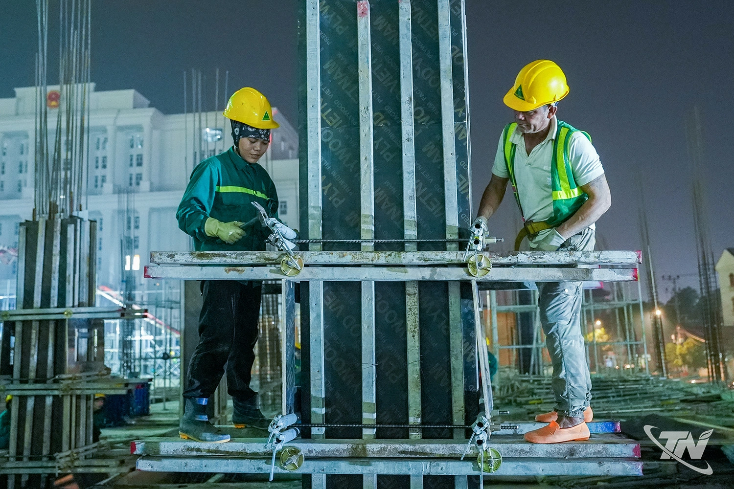 Mỗi công nhân trung bình làm việc từ 8-10 giờ mỗi ngày vào những khung giờ thời tiết mát mẻ.