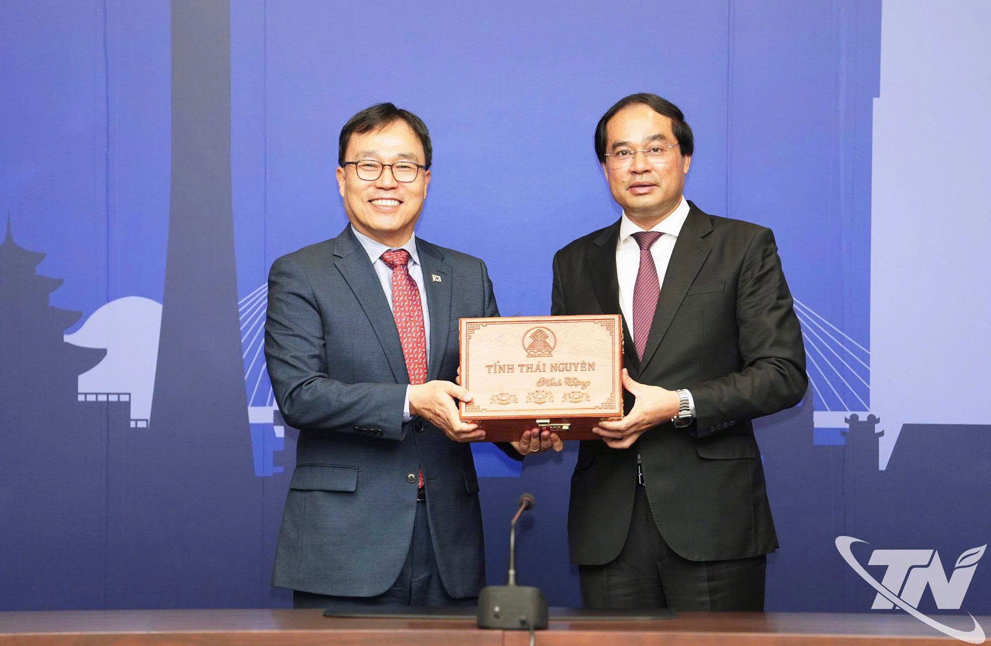 Đồng chí Bí thư Tỉnh ủy Thái Nguyên Trịnh Xuân Trường tặng quà lưu niệm cho ngài Choi Young Sam, Đại sứ Hàn Quốc tại Việt Nam.