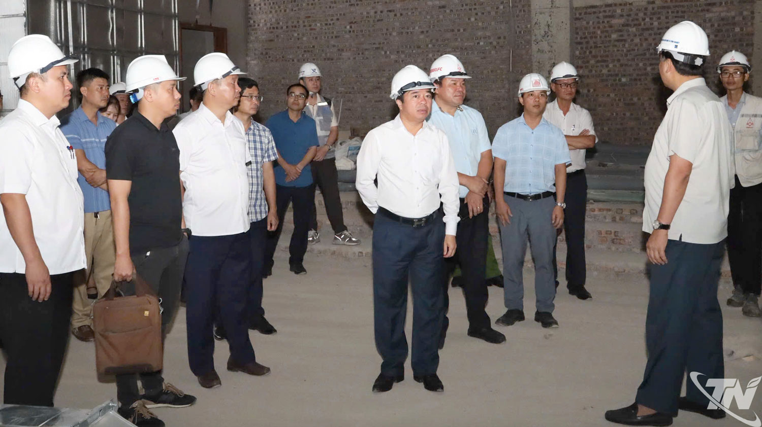 Đồng chí Bùi Văn Lương kiểm tra việc thi công các hạng mục công trình trụ sở Tỉnh ủy
