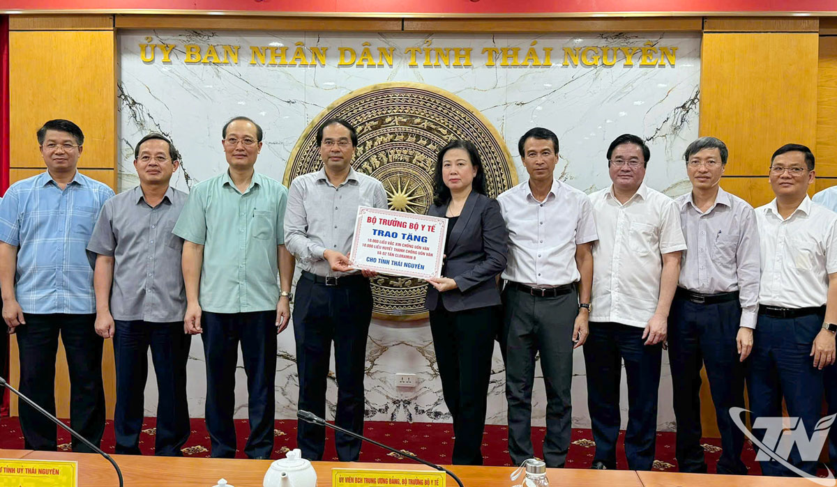 Bộ trưởng Đào Hồng Lan trao vật tư ý tế ủng hộ Thái Nguyên phòng chống dịch bệnh khắc phục hậu quả sau mưa lũ.