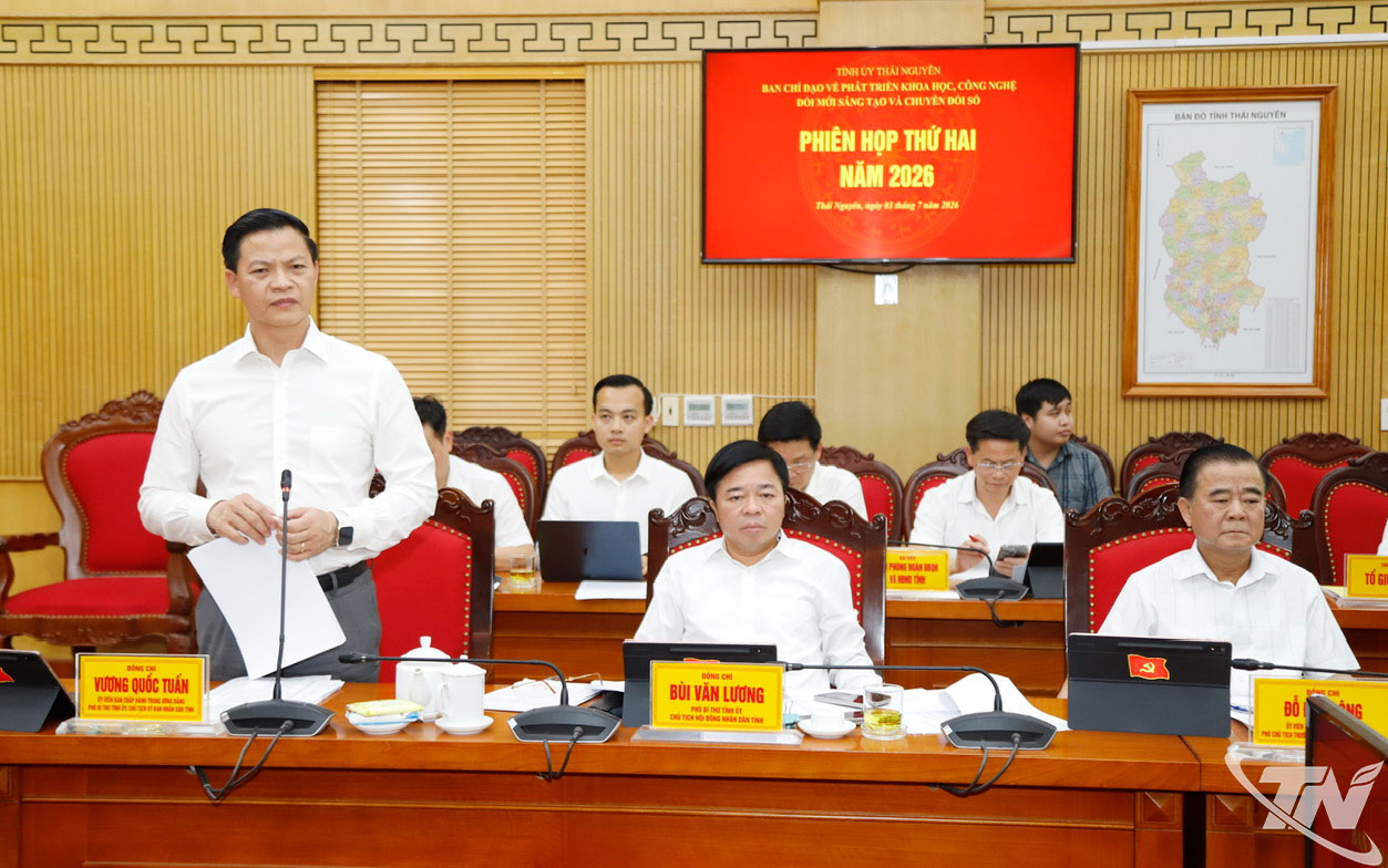 Đồng chí Chủ tịch UBND tỉnh Vương Quốc Tuấn phát biểu tại Phiên họp.