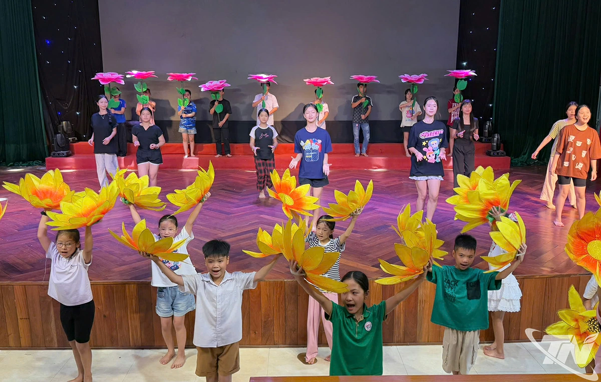 Phường Phan Đình Phùng đang khẩn trương tập luyện các tiết mục ca múa nhạc phục vụ nhân dân trong dịp 2-9.