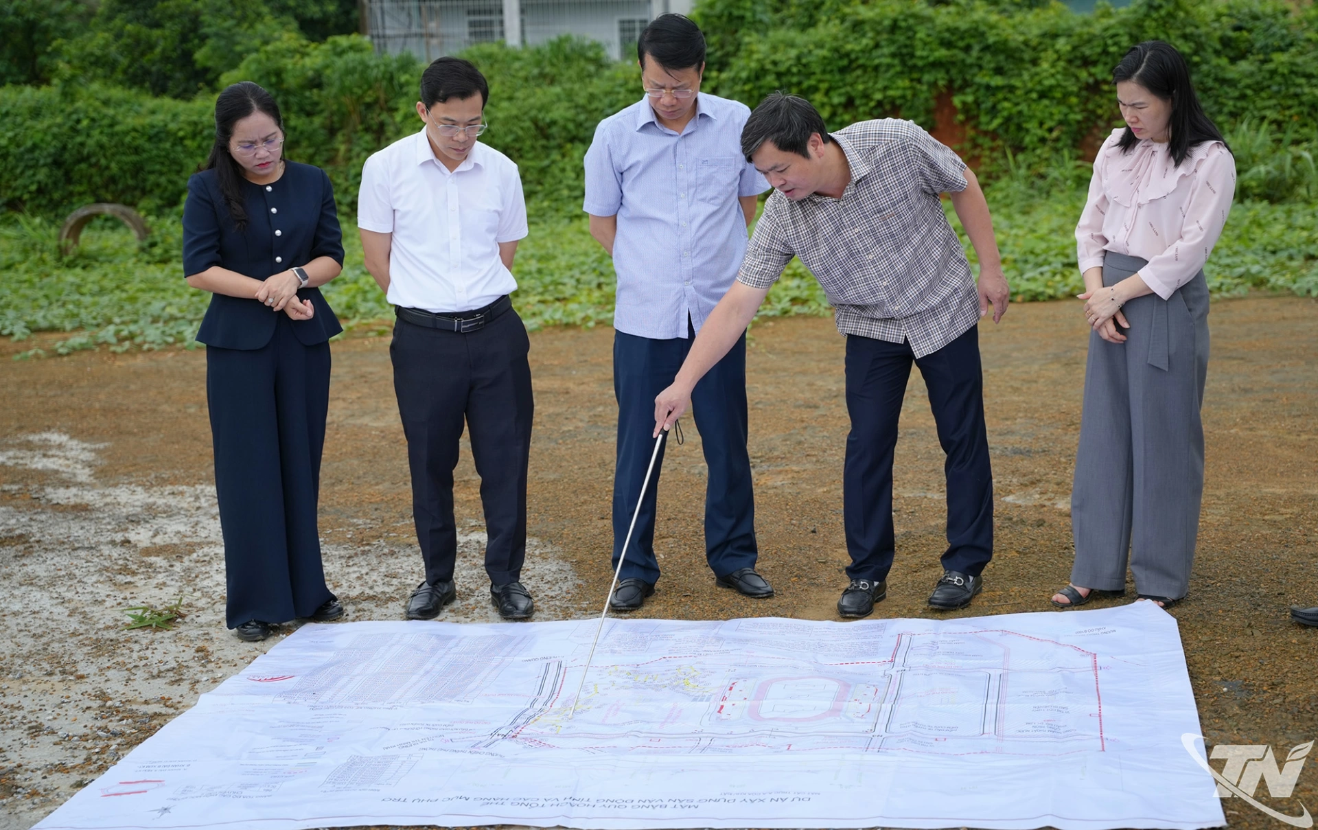 Đoàn công tác kiểm tra thực địa Dự án xây dựng Sân vận động tỉnh tại phường Đức Xuân.