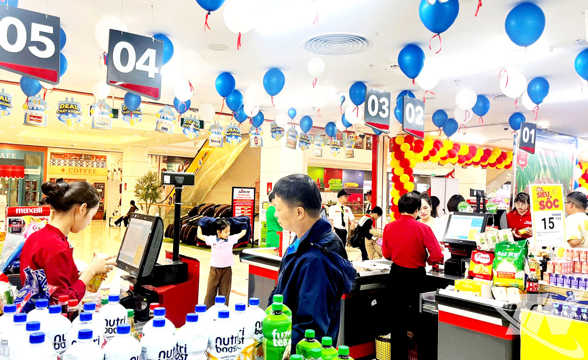 Trên địa bàn tỉnh Thái Nguyên, Tuần lễ Thương mại điện tử Quốc gia và Online Friday 2025 được triển khai đồng loạt với quyết tâm lan tỏa mạnh mẽ văn hóa mua sắm số. Trong ảnh: Khách hàng lựa chọn mua sắm các sản phẩm ưu đãi tại WinMart.