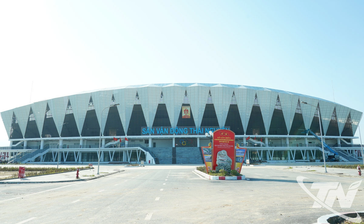Mặt trước Sân vận động Thái Nguyên. Ảnh: Huy Dũng