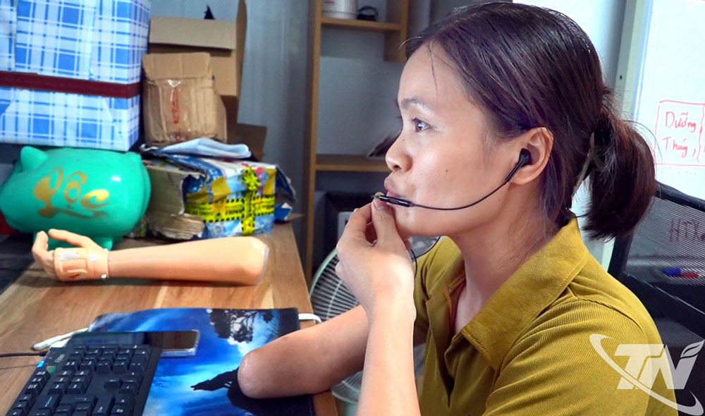 Sau 3 năm bị tai nạn, chị Chu Thị Bằng (xã Đức Lương) có cơ hội việc làm mới từ công nghệ số