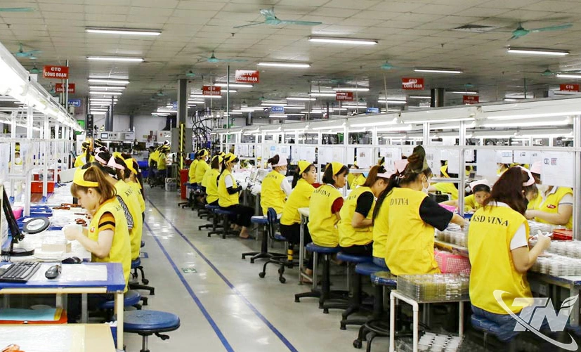 10 tháng năm 2025, các doanh nghiệp trong khu công nghiệp đã tạo việc làm mới cho trên 13.000 lao động. Trong ảnh: Sản xuất linh kiện điện tử tại Công ty TNHH KSD VINA (Khu công nghiệp Điềm Thụy).