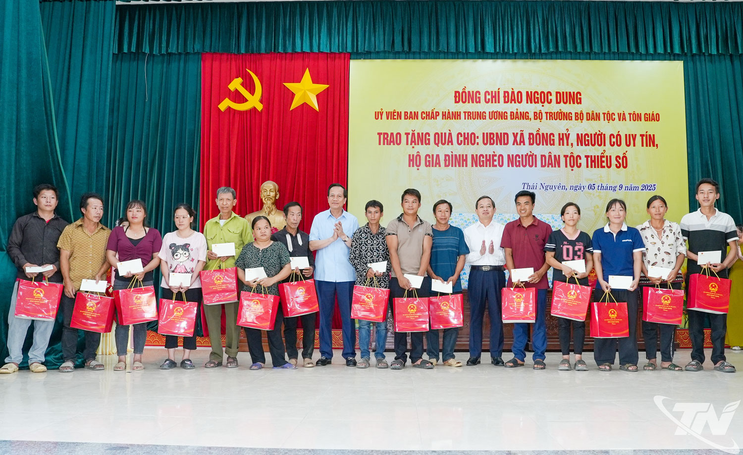 Bộ trưởng Đào Ngọc Dung và đồng chí Chủ tịch UBND tỉnh Phạm Hoàng Sơn trao quà cho người dân tộc thiểu số nghèo xã ở Đồng Hỷ và xã Quang Sơn.