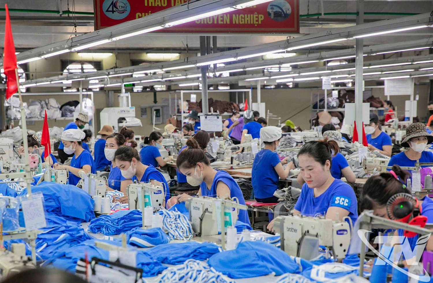Kim ngạch xuất khẩu tăng 9%, đạt gần 30 tỷ USD, đưa Thái Nguyên tiếp tục nằm trong nhóm địa phương dẫn đầu cả nước về xuất khẩu. Trong ảnh: Sản xuất hàng may mặc xuất khẩu tại Công ty CP Đầu tư và Thương mại TNG.