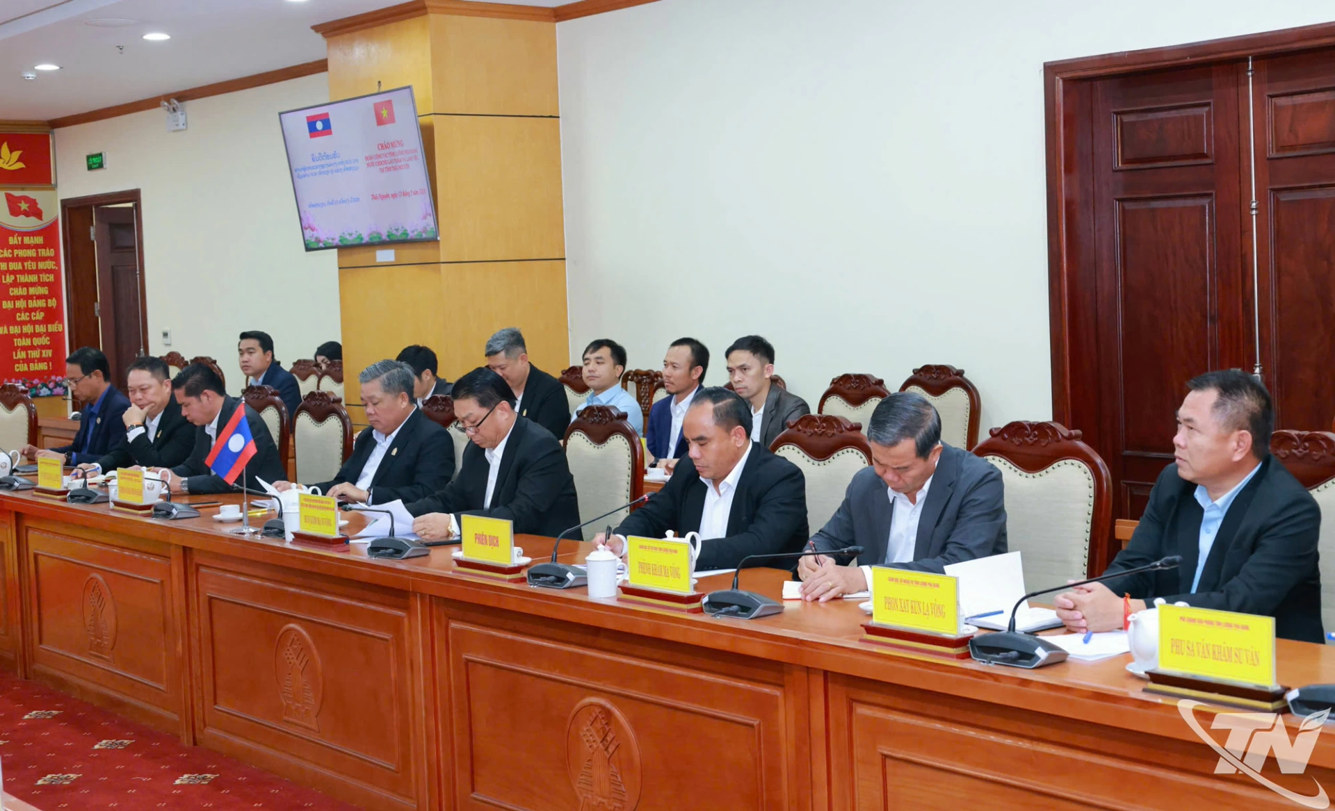Các đại biểu tỉnh Luông Pha Băng dự buổi làm việc.