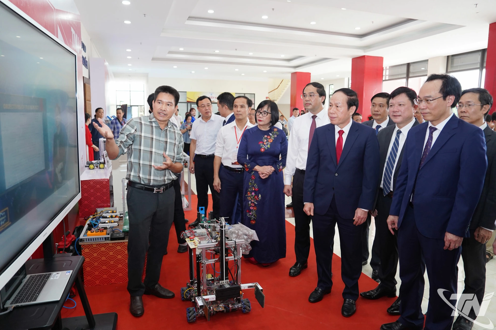 Phó Thủ tướng Chính phủ Lê Tiến Châu và các đại biểu thăm không gian trưng bày các sản phẩm công nghệ, chuyển đổi số của Đại học Thái Nguyên.