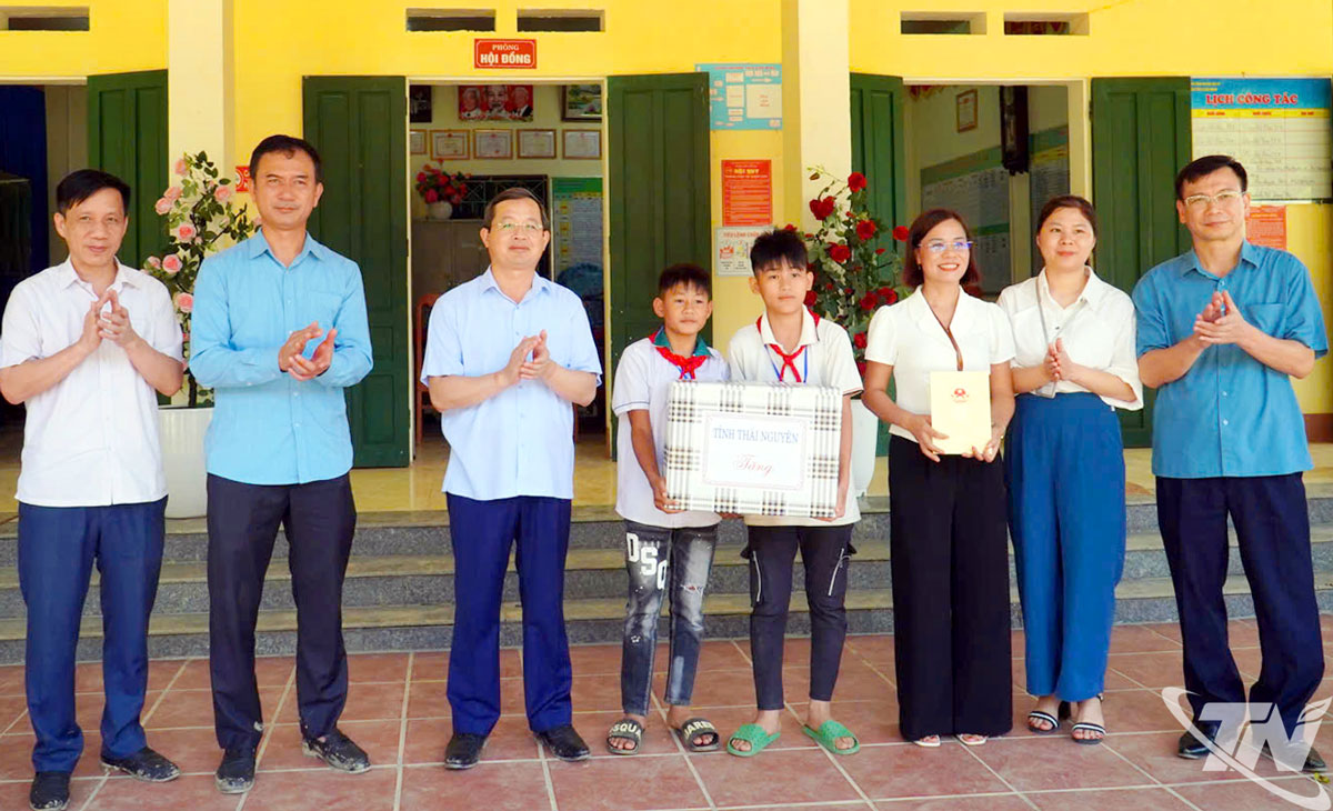 Đồng chí Chủ tịch UBND tỉnh kiểm tra khu vực có nguy cơ xảy ra sạt lở tại Trường Tiểu học, THCS và Trường Mầm non xã Côn Minh, tặng quà Tết Trung thu cho học sinh Nhà trường