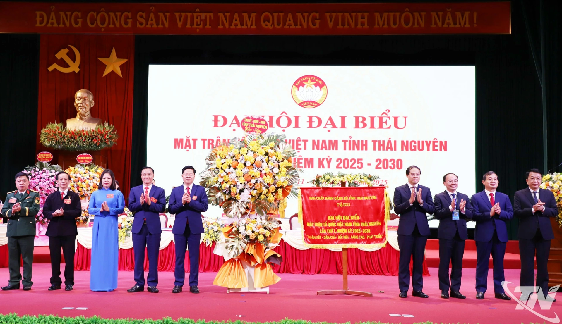 Thường trực Tỉnh ủy chúc mừng Đại hội.