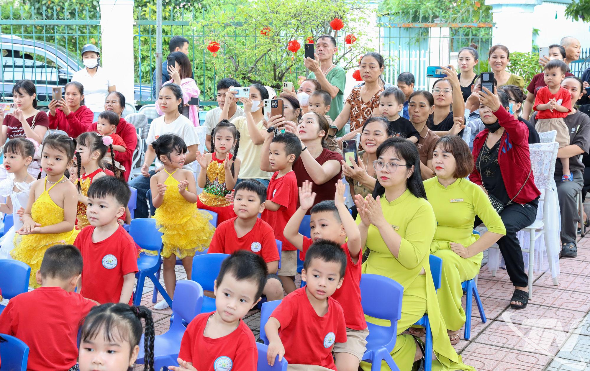 Cô và trò Trường Mầm non Quyết Thắng tại chương trình “Vui Tết Trung thu”.