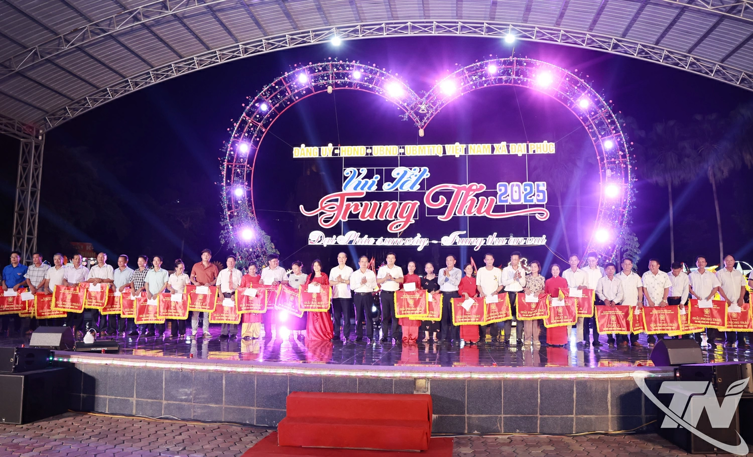 Ban Tổ chức khen thưởng cho các đơn vị có thành tích xuất sắc trong cuộc thi mô hình đèn trung thu.