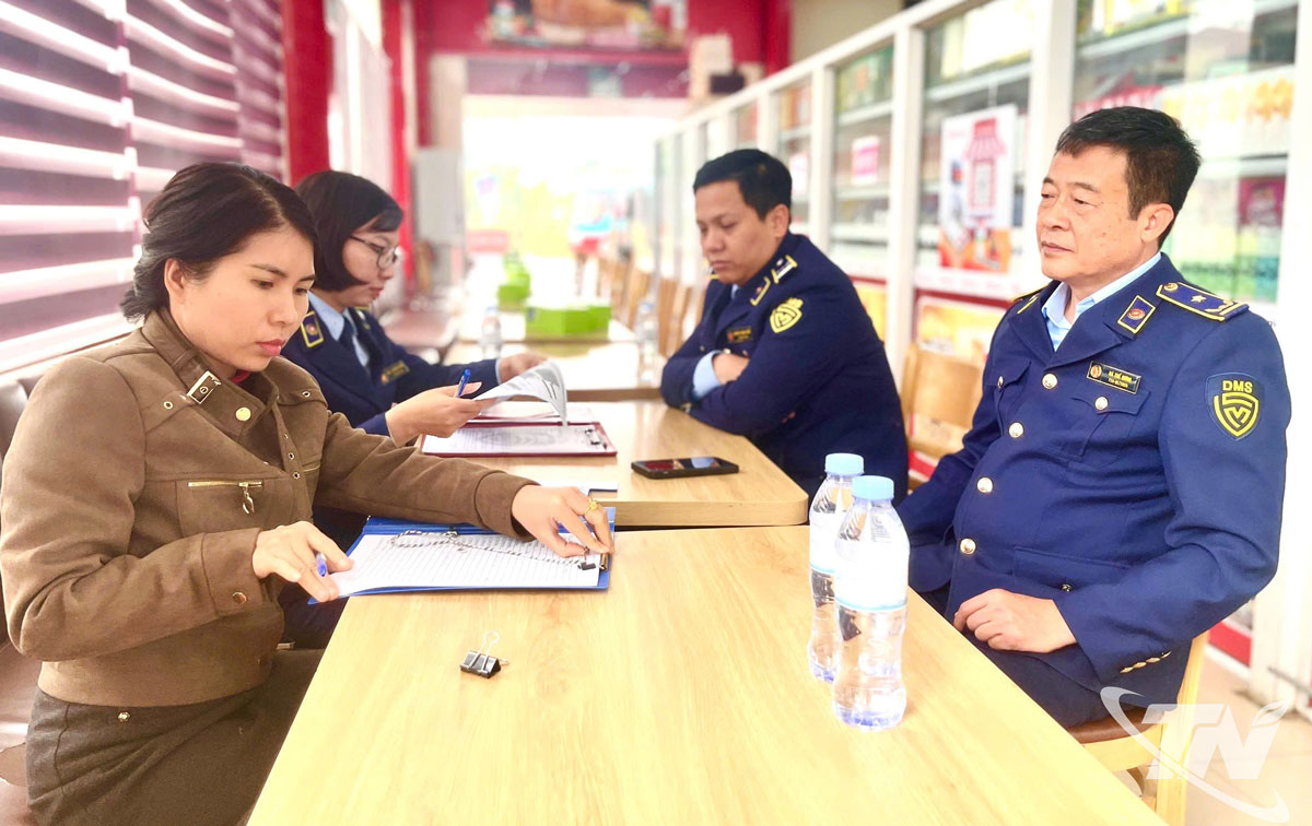 Đội Quản lý thị trường số 5 kiểm tra hồ sơ hàng hóa tại Siêu thị Bmart (xã Đại Phúc).