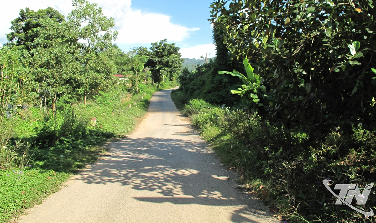Nhiều tuyến đường liên xóm ở Văn Lăng được đổ bê tông, thuận lợi cho nhân dân giao thương phát triển kinh tế.