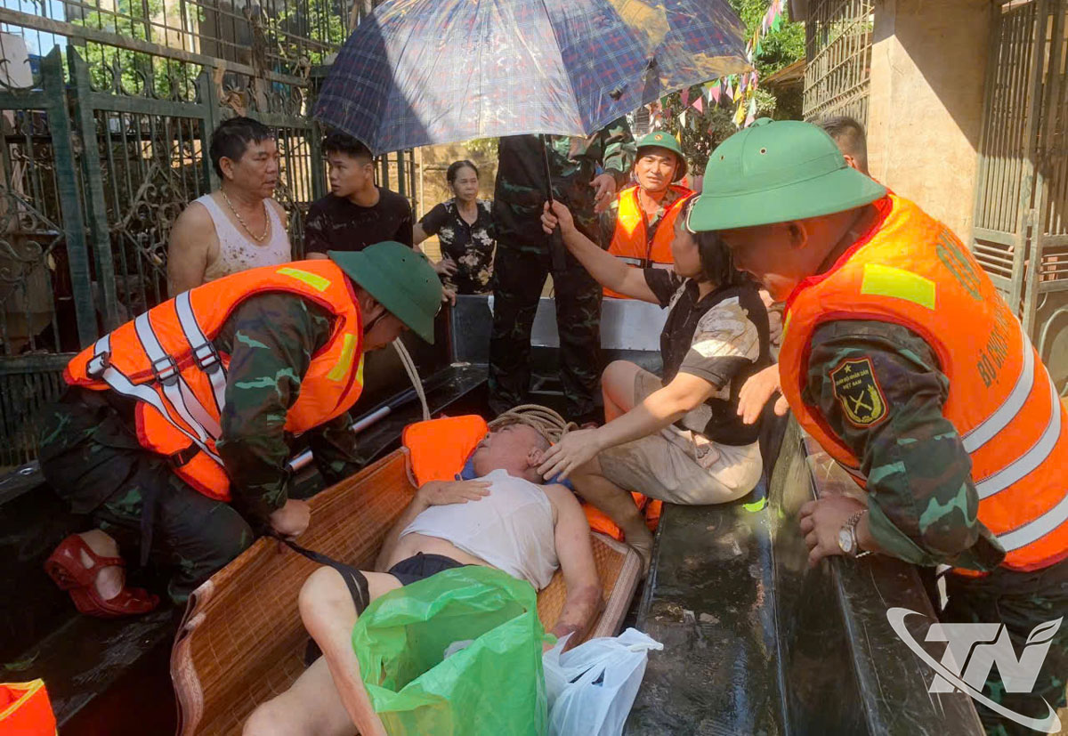 Lực lượng cứu hộ, cứu nạn Bộ CHQS tỉnh kịp thời đưa người dân tại ngõ 68, phường Phan Đình Phùng, bị tai biến đi cấp cứu.