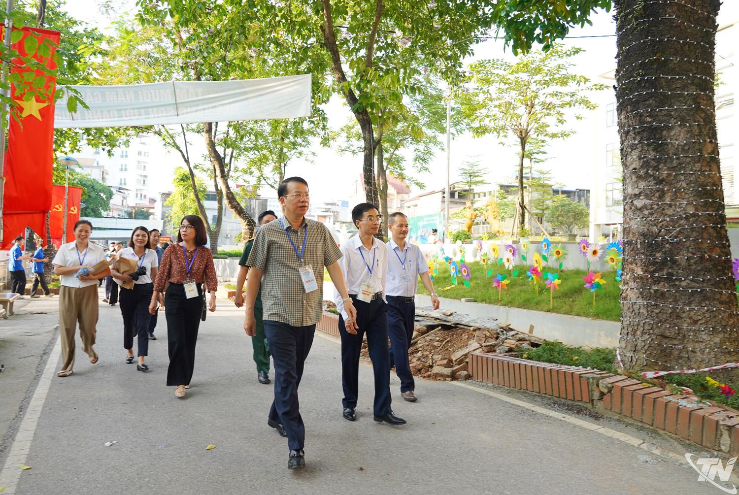Đồng chí Dương Văn Lượng, Phó Chủ tịch UBND tỉnh đến kiểm tra tại Hội đồng coi thi trường THPT Lương Ngọc Quyến.