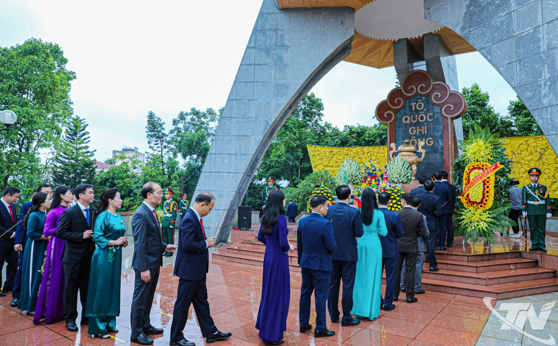 Đoàn đại biểu của tỉnh thắp hương tưởng nhớ, tri ân các Anh hùng liệt sĩ.