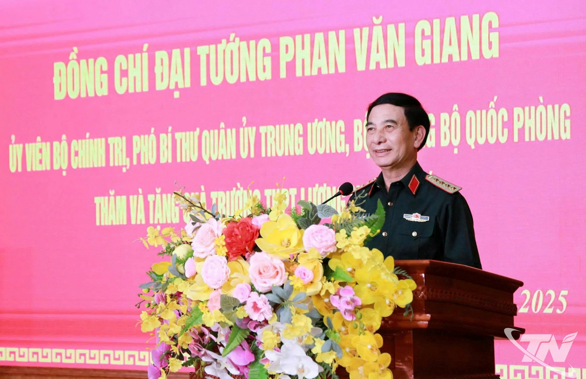 Đại tướng Phan Văn Giang và các cán bộ, giáo viên Trường THPT Lương Ngọc Quyến.