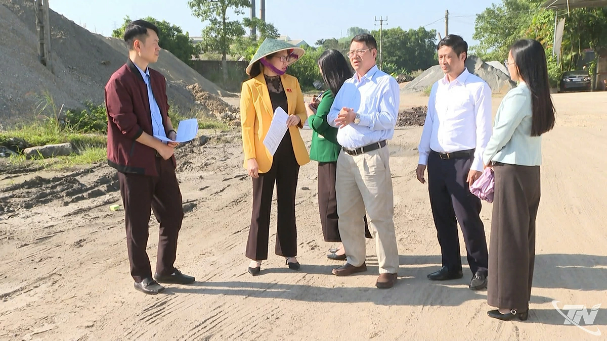 Đoàn khảo sát tại khu vực quy hoạch Cụm công nghiệp nhỏ Cao Ngạn, Phường Linh Sơn