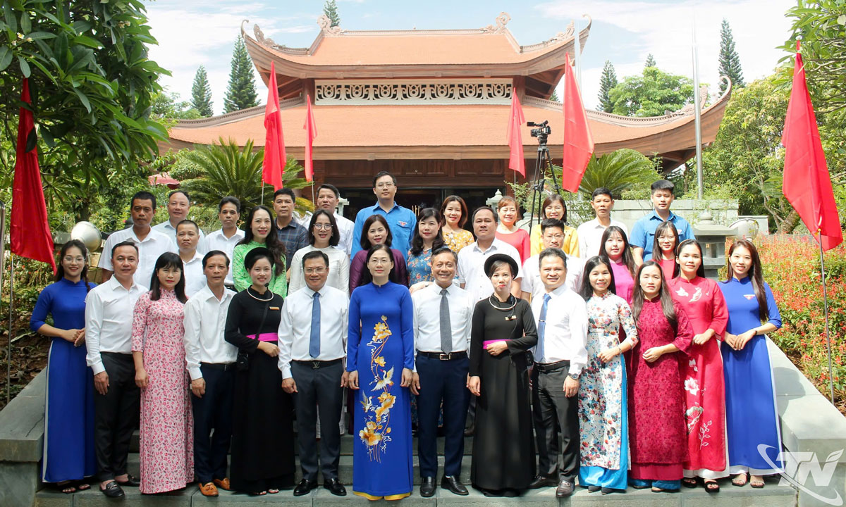 Tập thể cán bộ Sở Tư pháp chụp ảnh lưu niệm tại Nhà tưởng niệm Chủ tịch Hồ Chí Minh trên đỉnh đèo De, xã Phú Đình.
