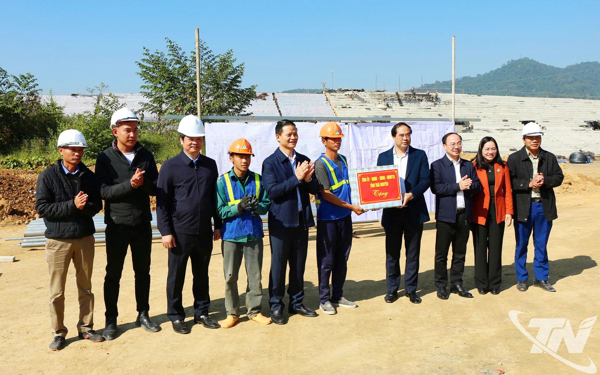 Các đồng chí lãnh đạo tỉnh tặng quà công nhân trên công trường Dự án Sân vận động Bắc Kạn.