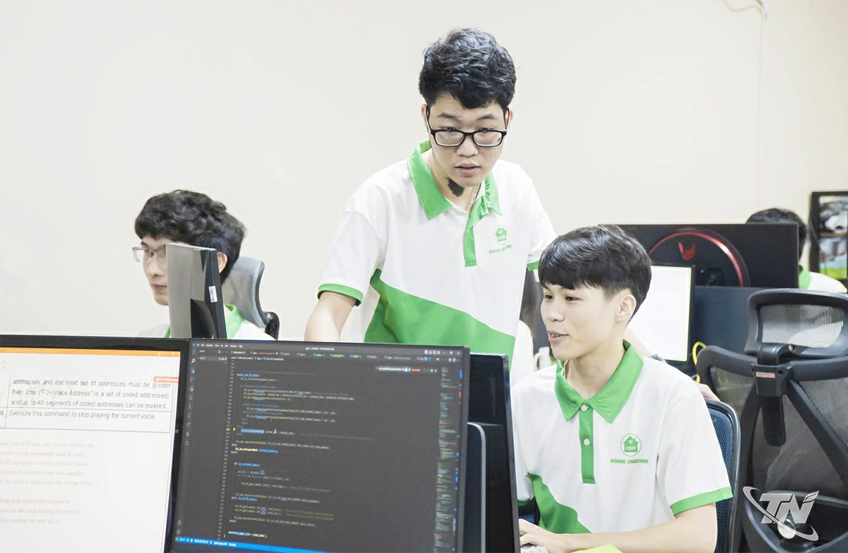 Công ty CP Hunonic Việt Nam (phường Gia Sàng) đẩy mạnh sản xuất thiết bị nhà thông minh,   từng bước mở rộng thị trường và khẳng định vị thế doanh nghiệp khoa học và công nghệ.