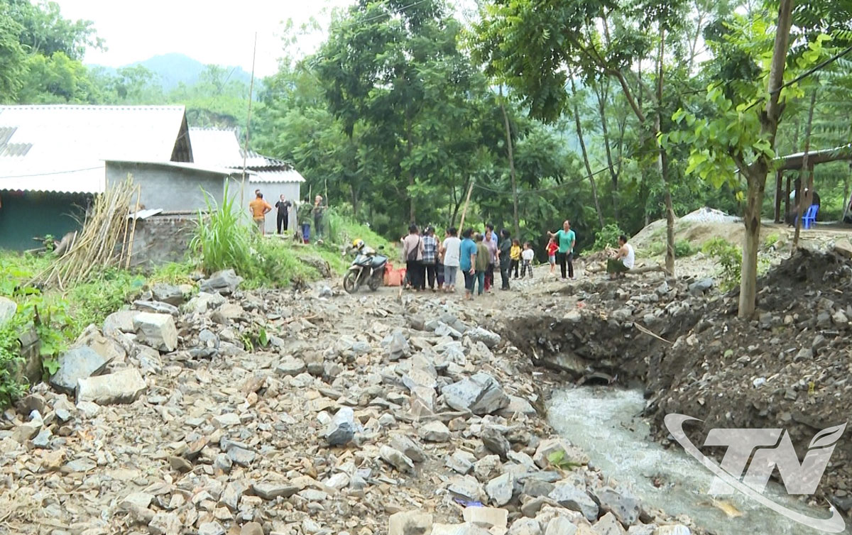 Một lượng lớn đất đá phía trên thượng nguồn con suối đổ về phía trung tâm khu dân cư Khuổi Bốc trong trận mưa lớn ngày 14 -15 tháng 8.