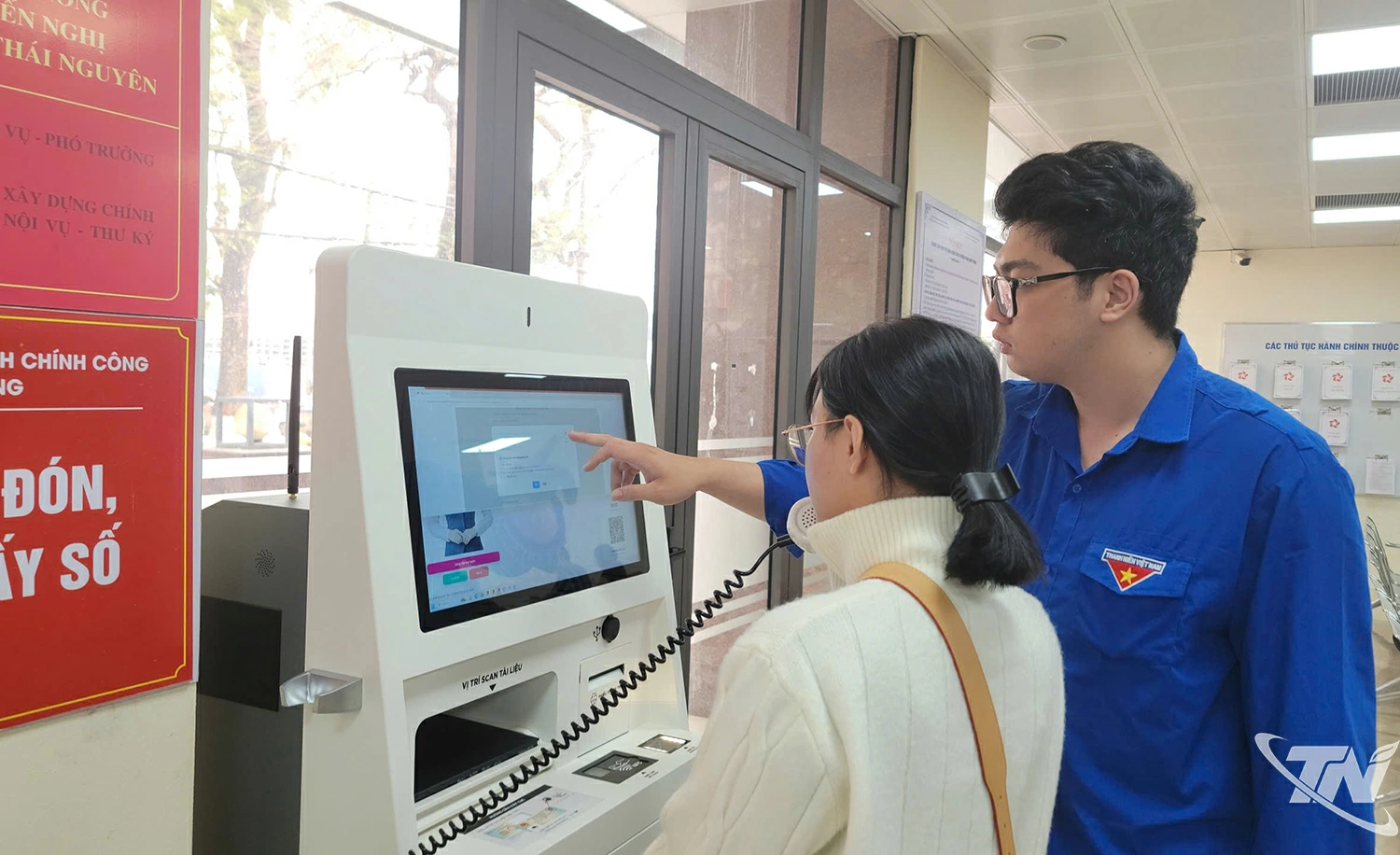 Người dân được hướng dẫn trải nghiệm KIos AI tại TT Phục vụ hành chính công phường Phan Đình Phùng