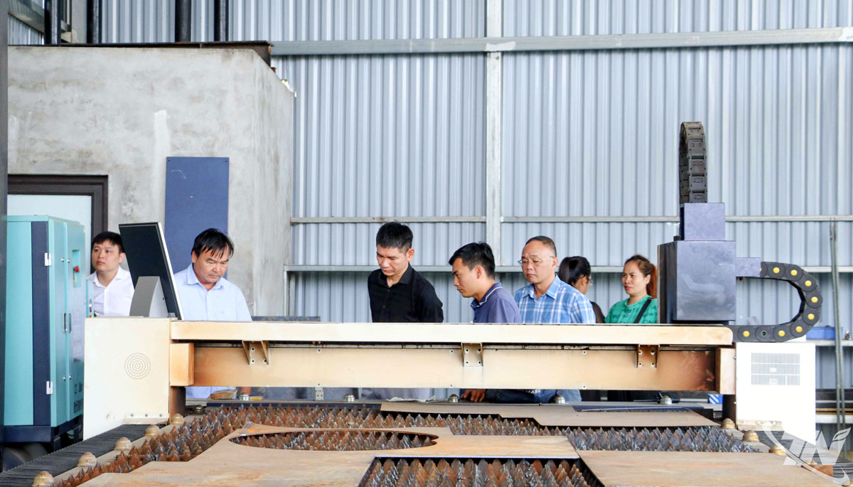 Đoàn công tác của Sở Công Thương nghiệm thu máy móc hỗ trợ theo đề án khuyến công