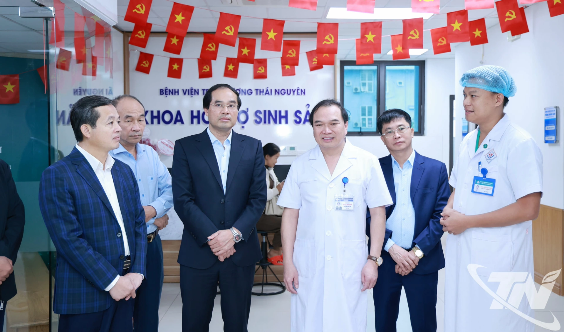 Đồng chí Bí thư Tỉnh ủy Trịnh Xuân Trường và các đại biểu tham quan cơ sở vật chất của Bệnh viện Trung ương Thái Nguyên.