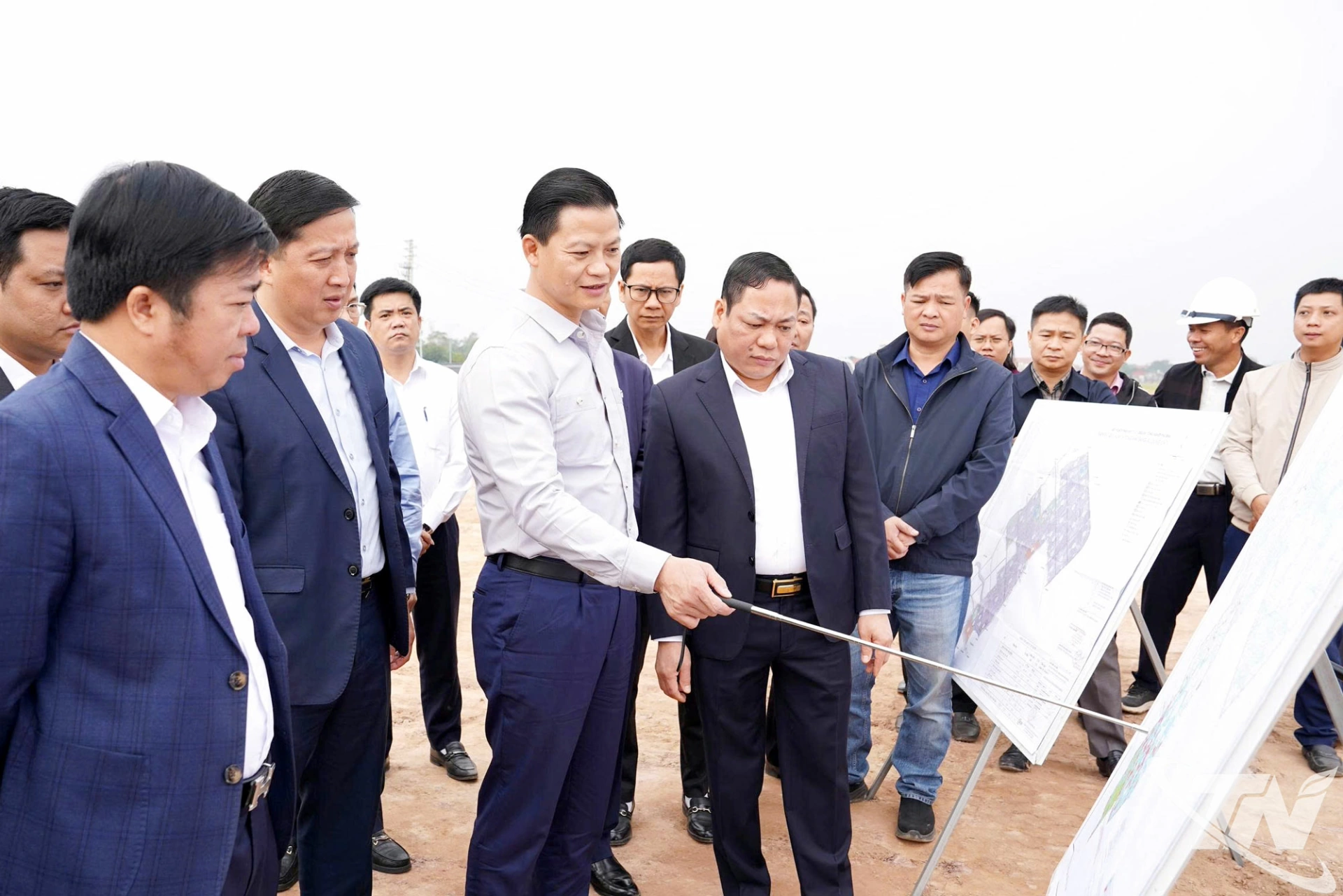Đồng chí Chủ tịch UBND tỉnh Vương Quốc Tuấn và Đoàn công tác đi kiểm tra tình hình triển khai một số dự án trọng điểm trên địa bàn tỉnh.
