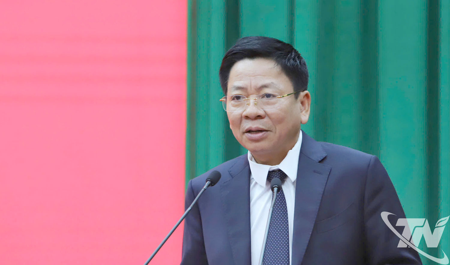 Đại diện Ban Tổ chức Trung ương công bố Quyết định của Bộ Chính trị.