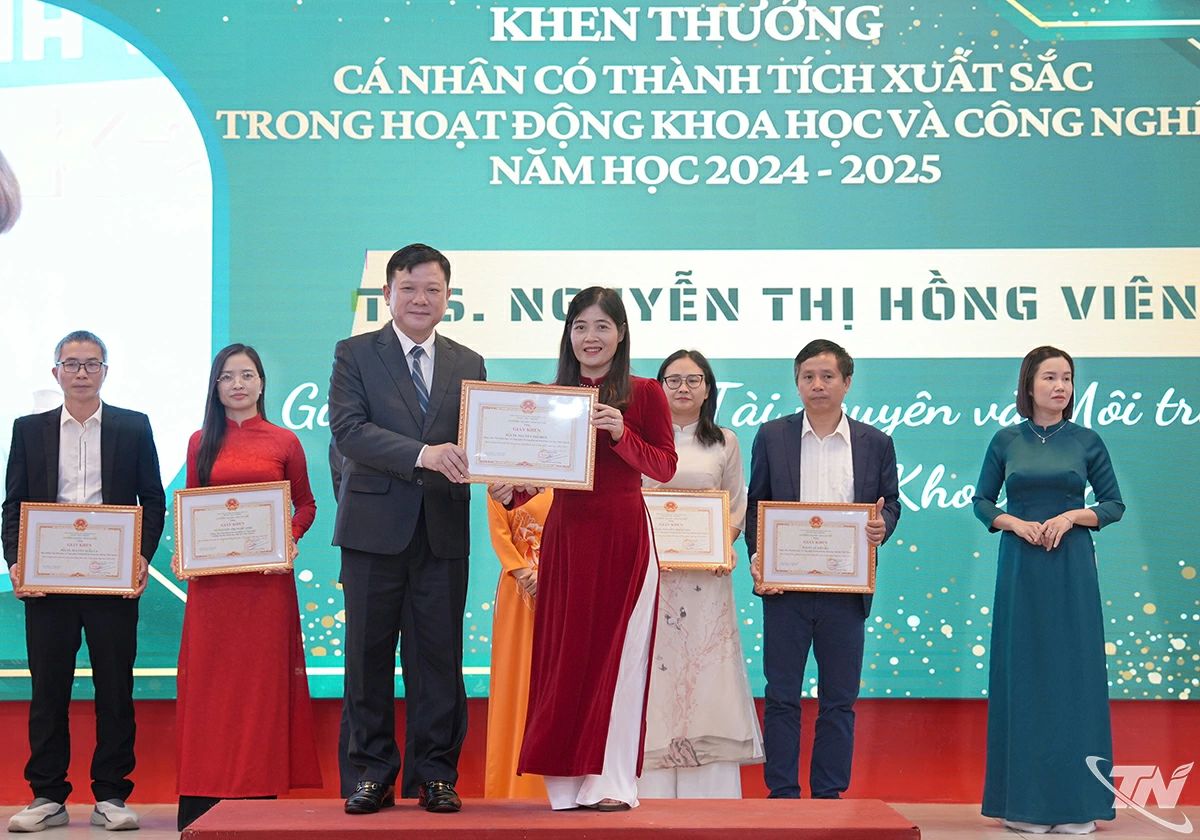 Các tập thể, cá nhân được khen thưởng.