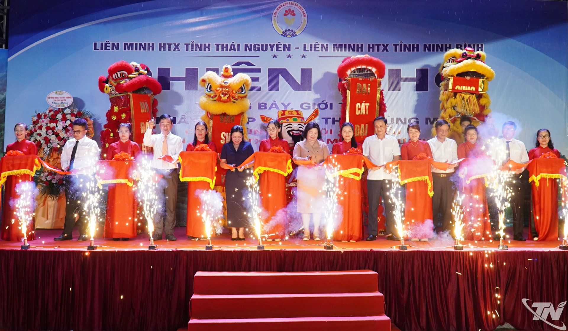 Lãnh đạo Liên minh HTX Việt Nam và tỉnh Thái Nguyên thực hiện nghi lễ khai mạc.