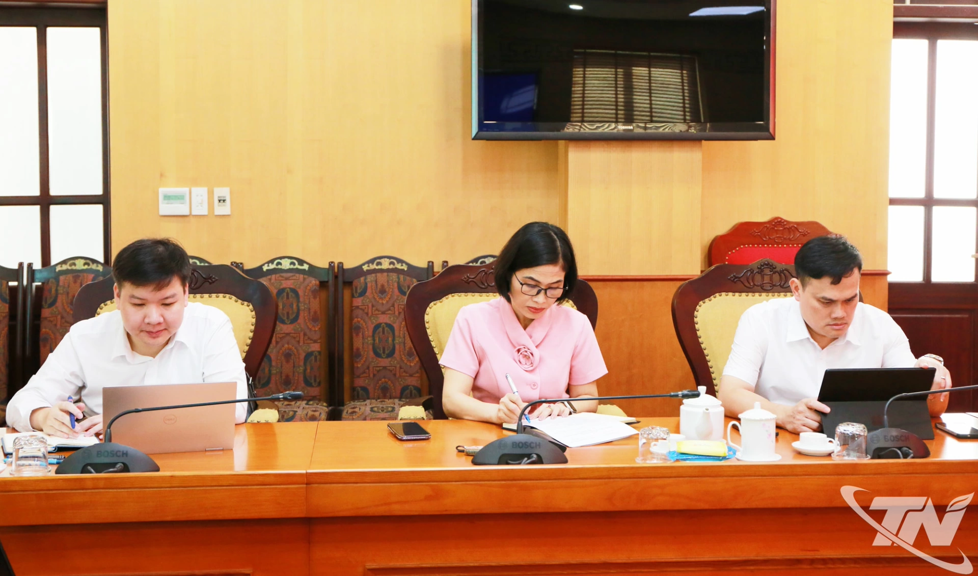 Các đại biểu dự buổi làm việc.