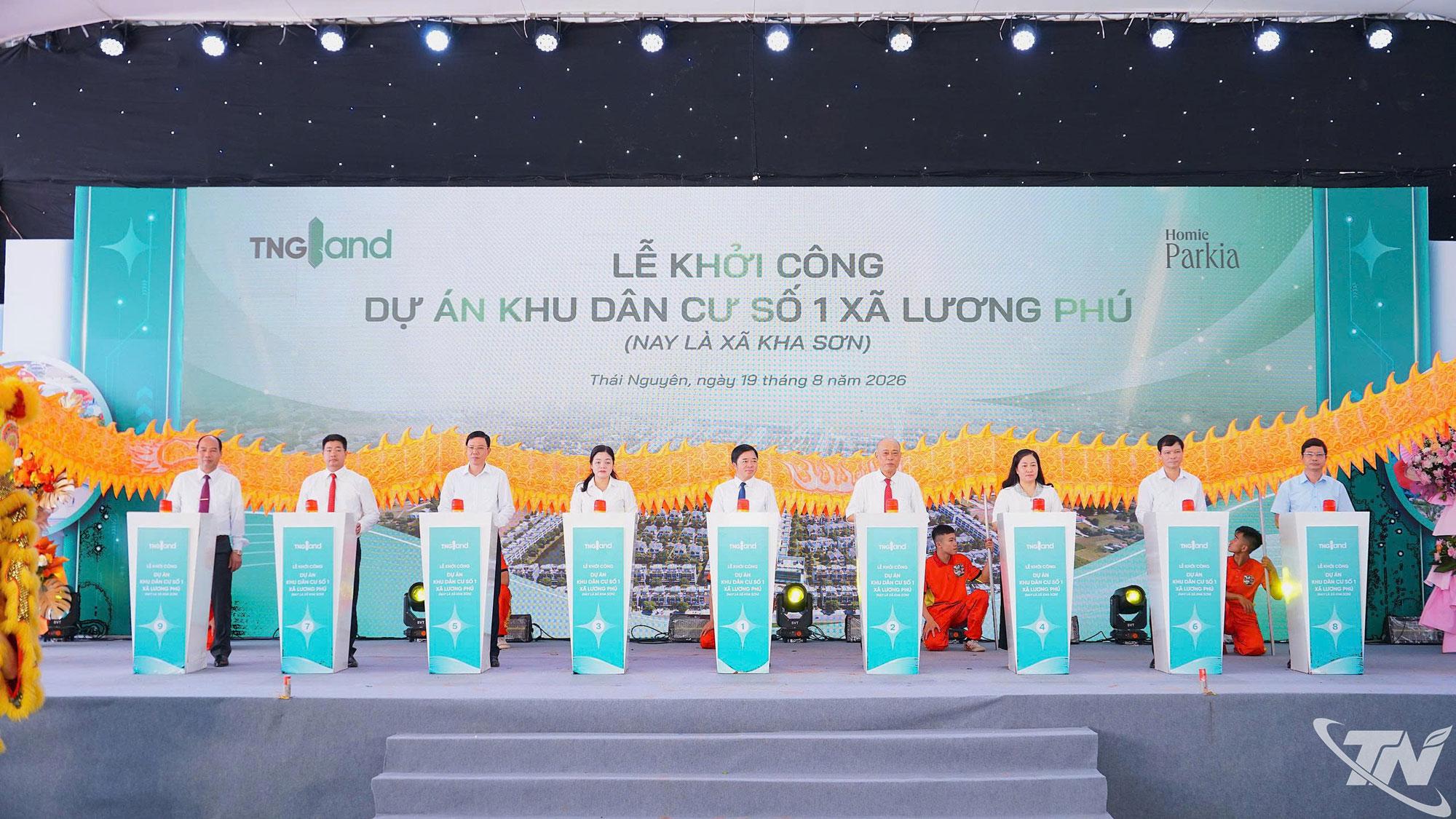 Các đồng chí lãnh đạo tỉnh, đại biểu và chủ đầu tư ấn nút khởi công Dự án.