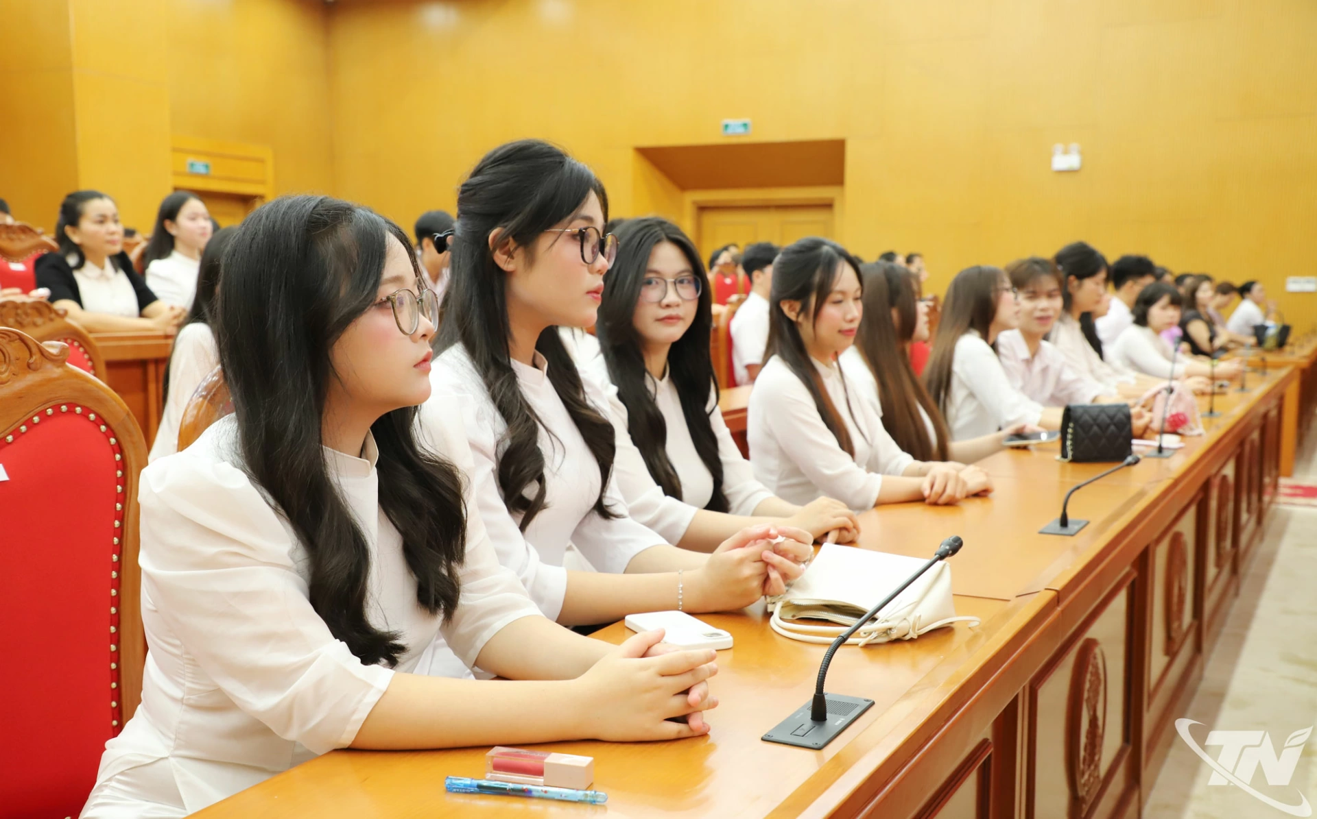Các em học sinh được vinh danh dự Hội nghị.